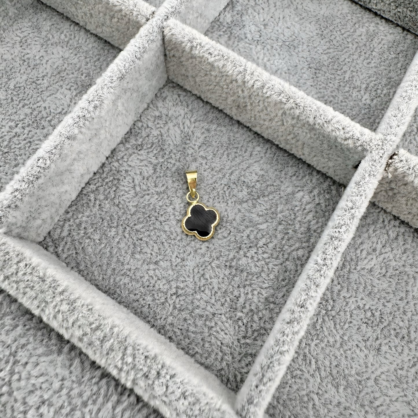 Dije trébol Negro 8.2 mm Oro 10k