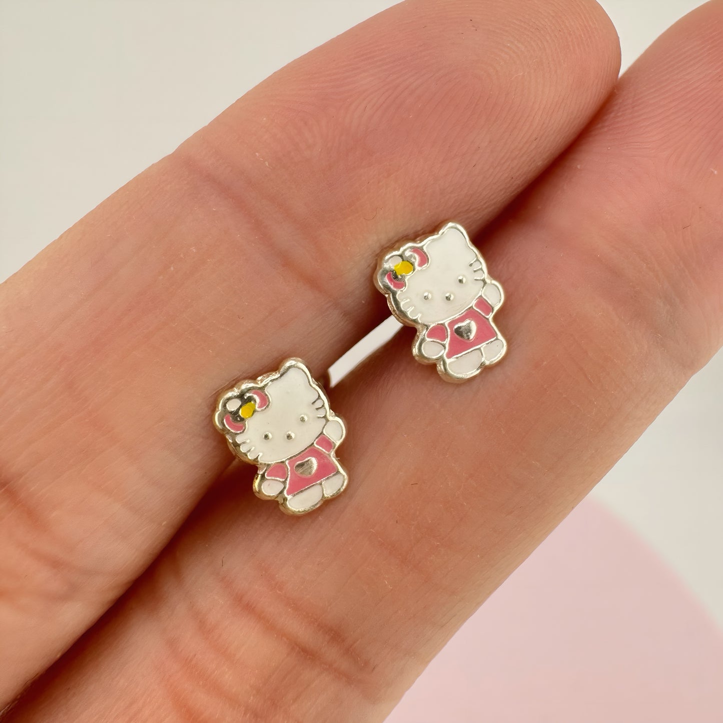 Arete Broquel Kitty esmaltada