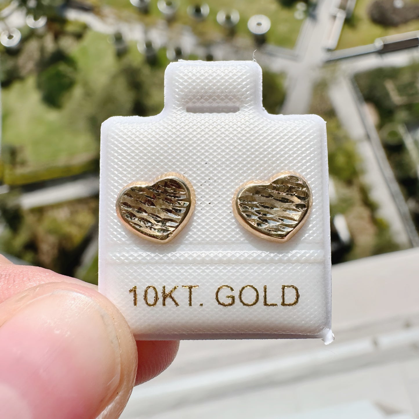 Arete Broquel 10k Corazón inflado diamantado mediano
