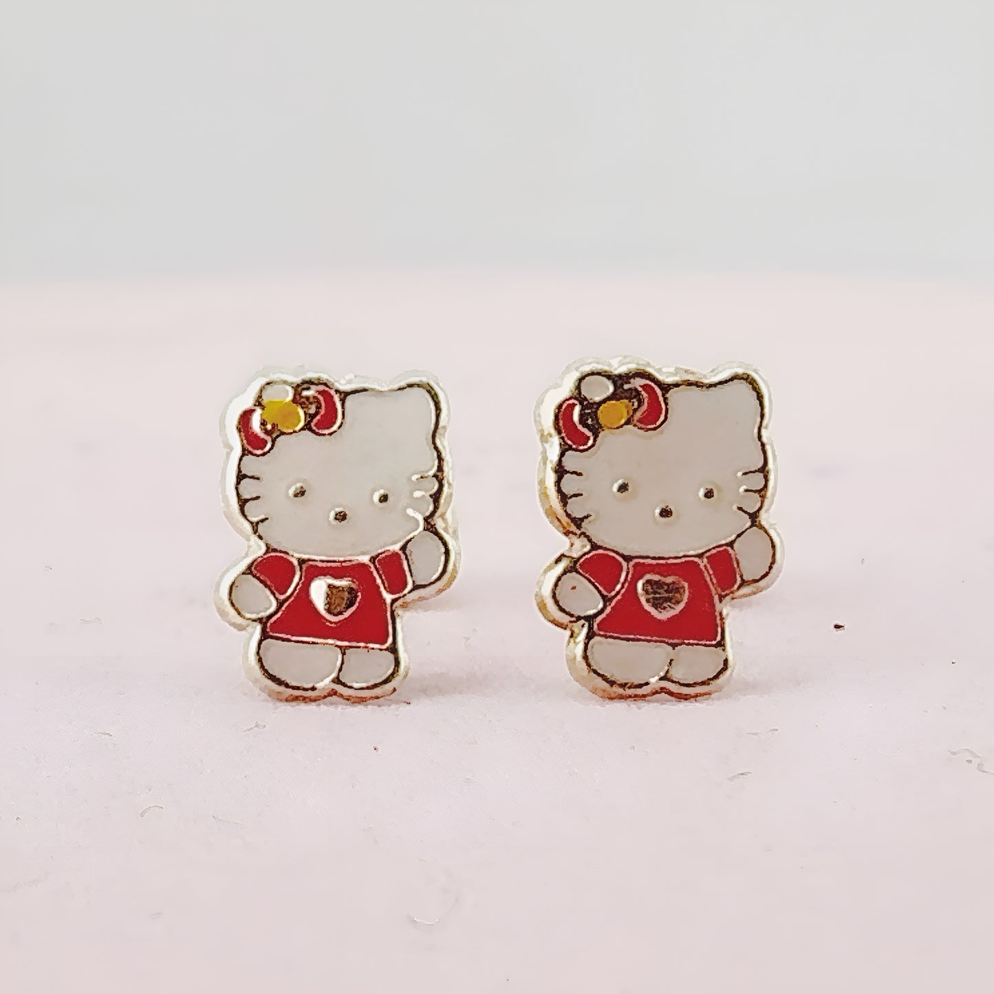 Arete Broquel Kitty esmaltada