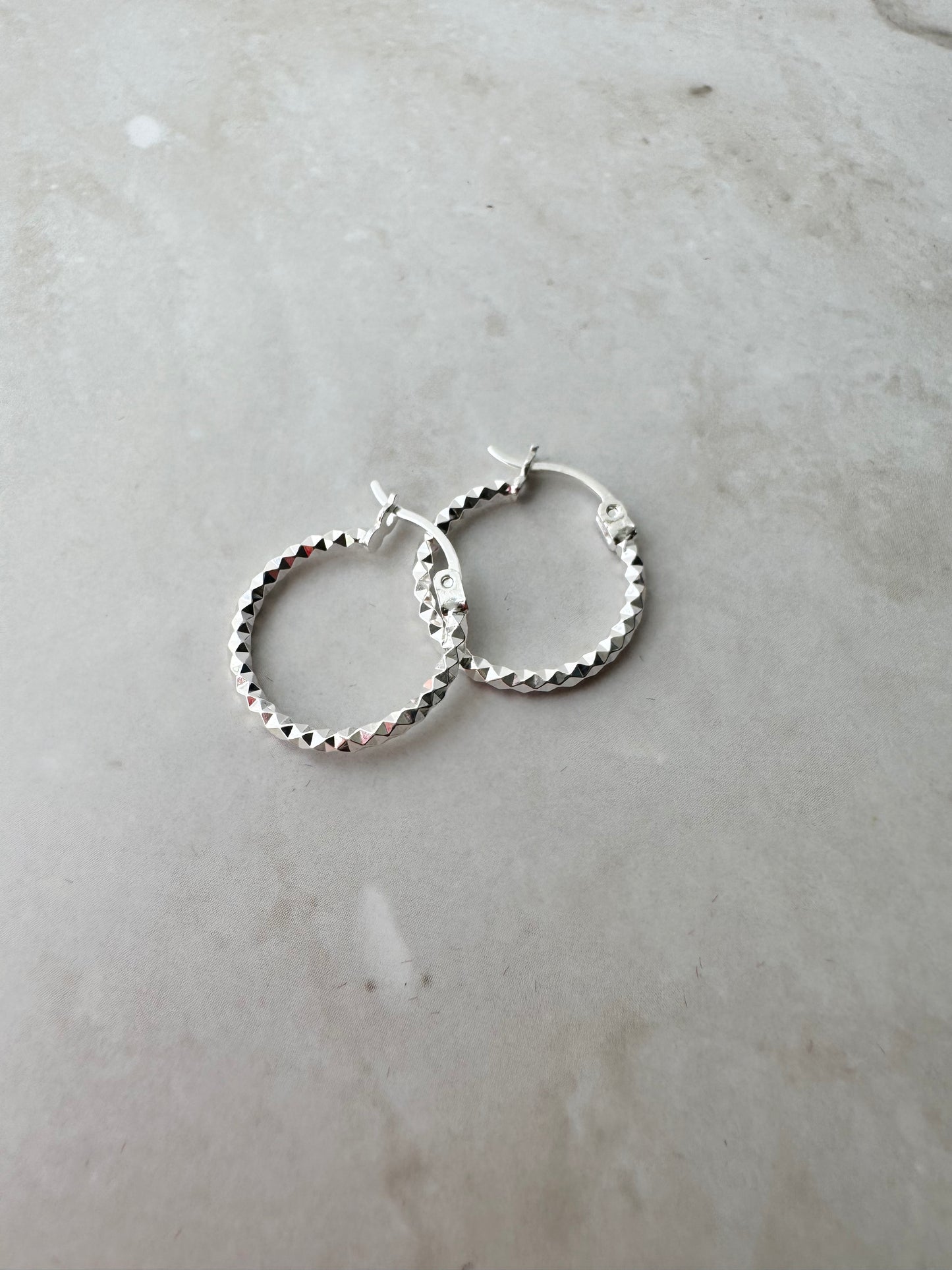 Arracada pico mediana