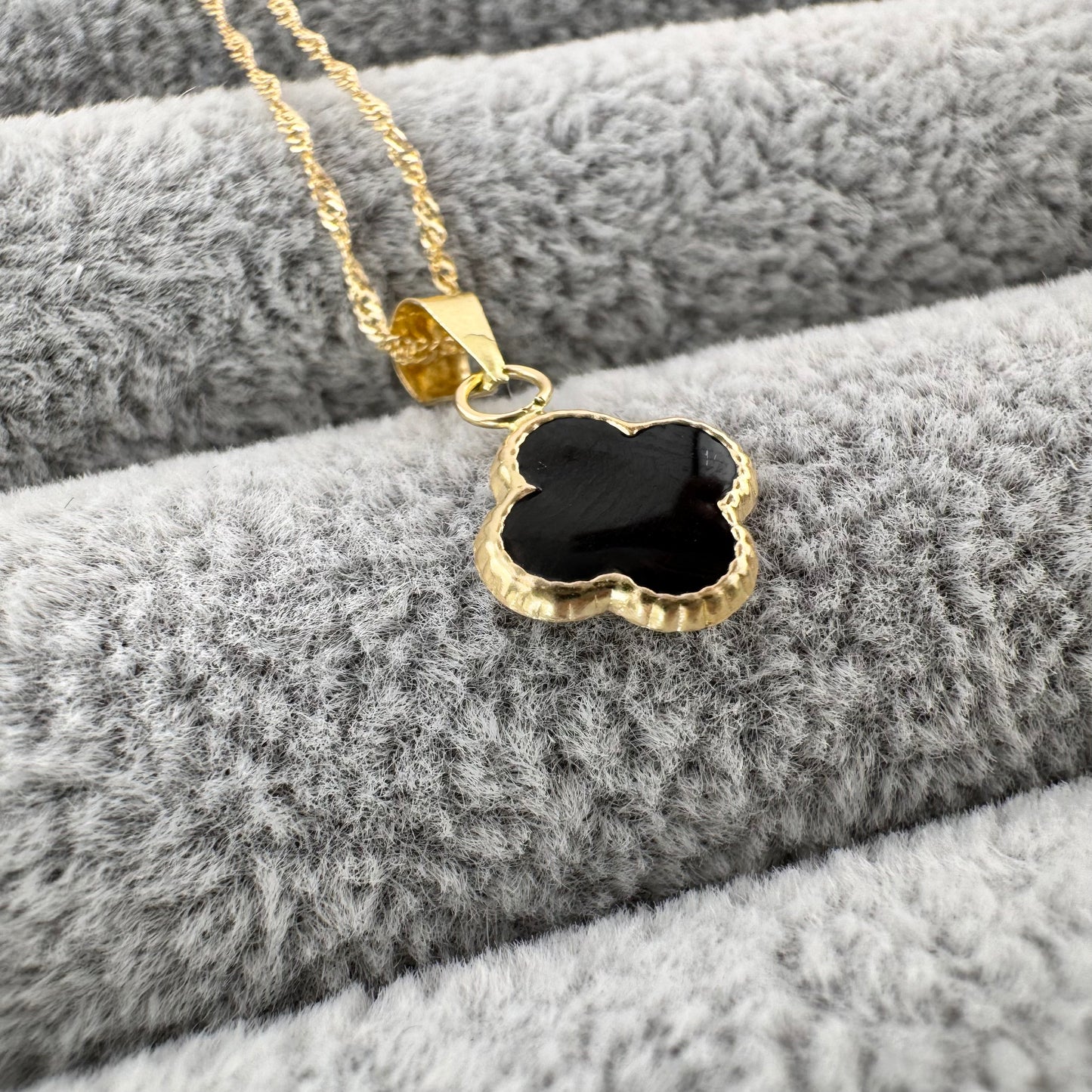 Dije trébol Negro 8.2 mm Oro 10k