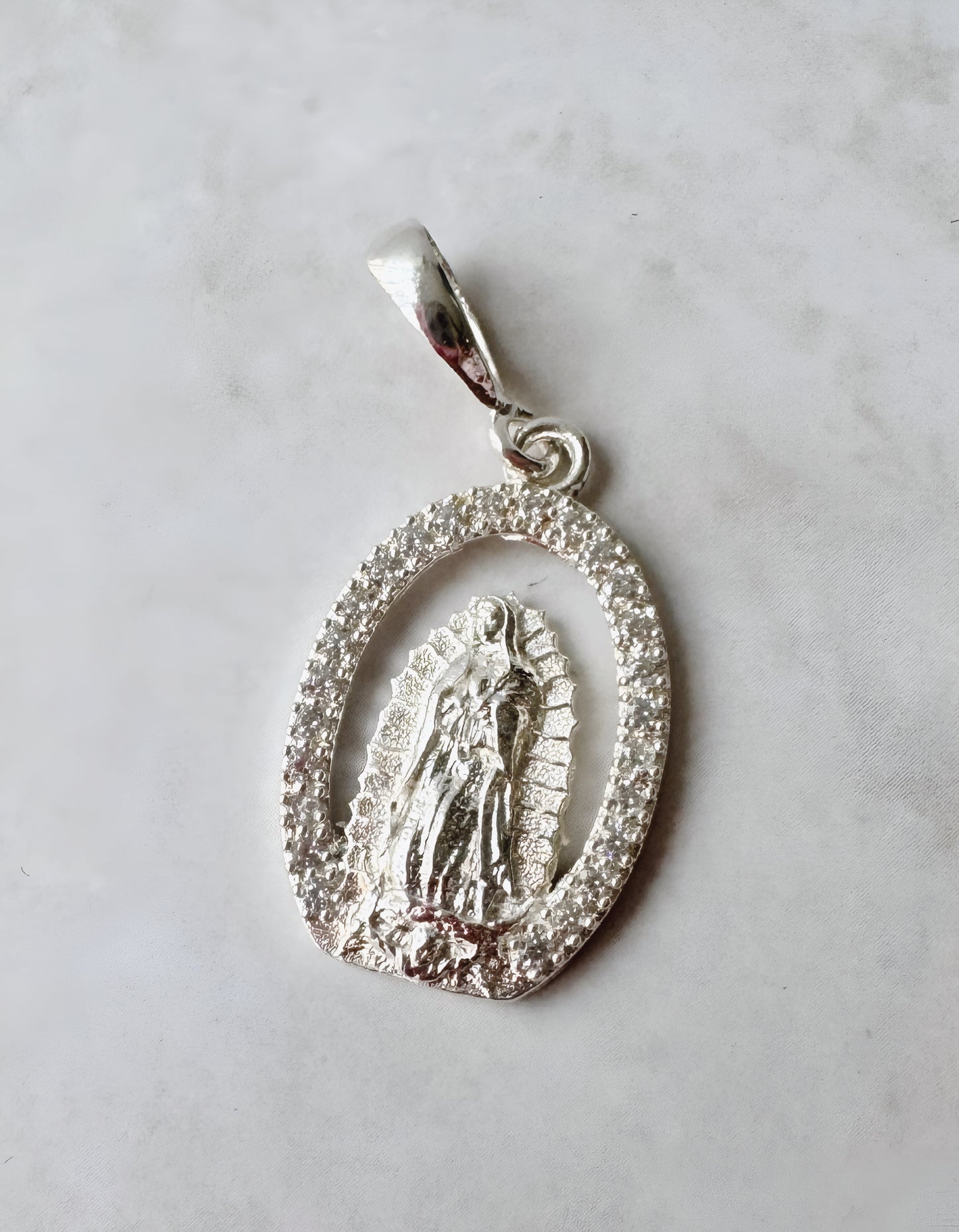 ✨ Dije de la Virgen de Guadalupe – Zirconia Blanca ✨